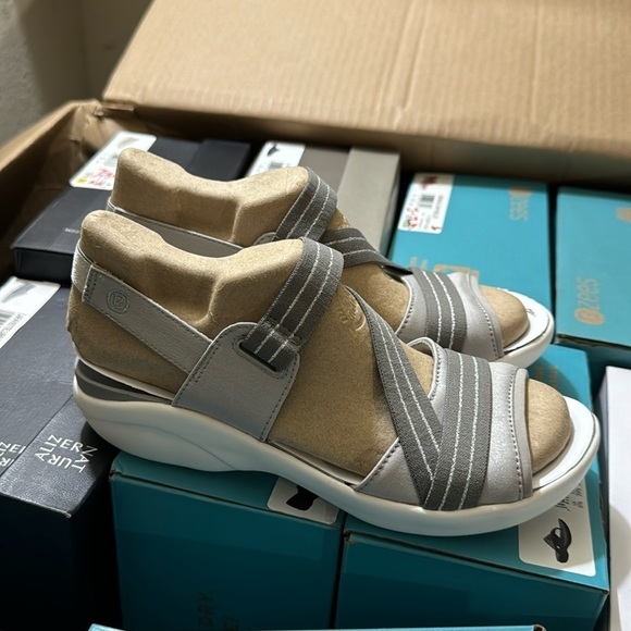 BZEES Chance Washable Strappy Sandals - Picture 5 of 7